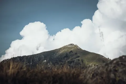 Above the Clouds 4K Wallpaper · mountains · 3840×2560