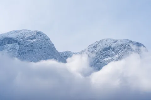 Above the Clouds 4K Wallpaper · mountains · 3840×2561