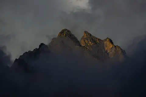 Above the Clouds 4K Wallpaper · mountains · 3840×2563