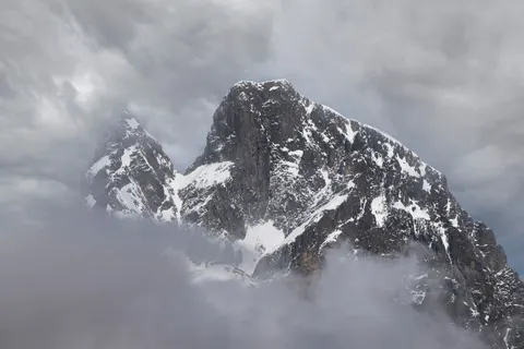 Above the Clouds 4K Wallpaper · mountains · 3840×2560
