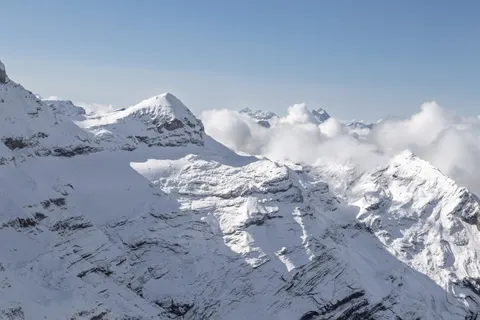 Above the Clouds 4K Wallpaper · mountains · 3840×2560
