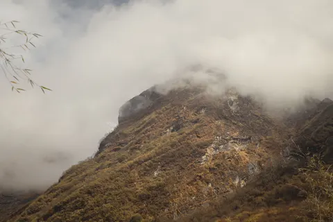 Above the Clouds 4K Wallpaper · mountains · 3840×2560