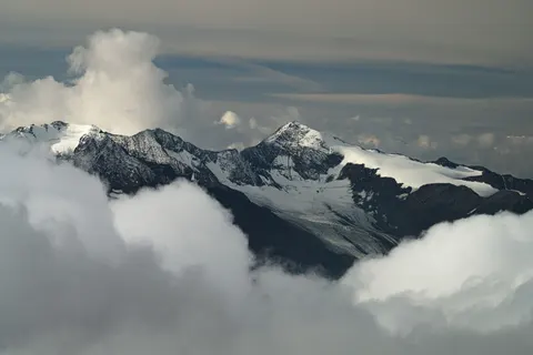 Above the Clouds 4K Wallpaper · mountains · 3840×2560