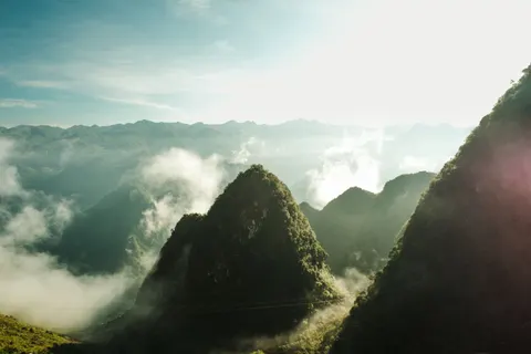 Above the Clouds 4K Wallpaper · mountains · 3840×2560