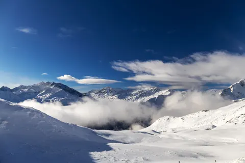 Above the Clouds 4K Wallpaper · mountains · 3840×2560