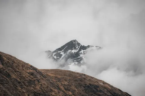 Above the Clouds 4K Wallpaper · mountains · 3840×2560