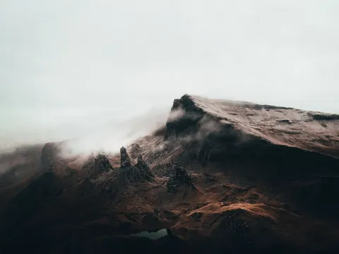 Above the Clouds 4K Wallpaper · mountains · 3840×2880