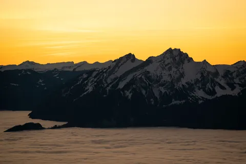 Above the Clouds 4K Wallpaper · mountains · 3840×2561