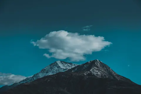 Above the Clouds 4K Wallpaper · mountains · 3840×2560