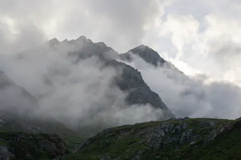 Above the Clouds 4K Wallpaper · mountains · 3840×2560
