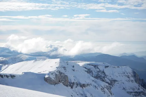 Above the Clouds 4K Wallpaper · mountains · 3840×2560