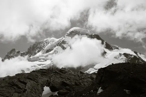 Above the Clouds 4K Wallpaper · mountains · 3840×2560