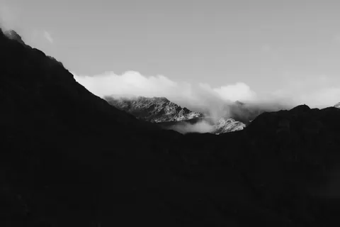 Above the Clouds 4K Wallpaper · mountains · 3840×2560