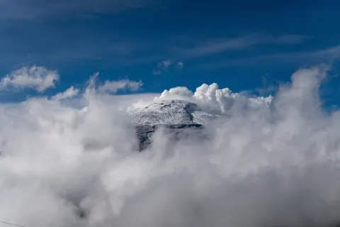 Above the Clouds 4K Wallpaper · mountains · 3840×2560