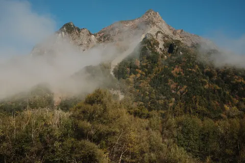 Above the Clouds 4K Wallpaper · mountains · 3840×2560