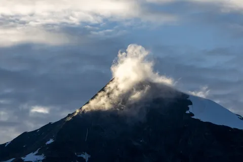 Above the Clouds 4K Wallpaper · mountains · 3840×2560
