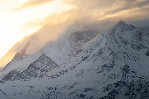 Golden Peak 4K Wallpaper · mountains · 3840×2560
