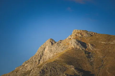 Golden Peak 4K Wallpaper · mountains · 3840×2560