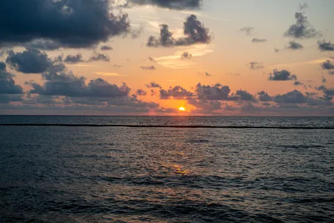 Ocean Sunset 4K Wallpaper · ocean · 3840×2563