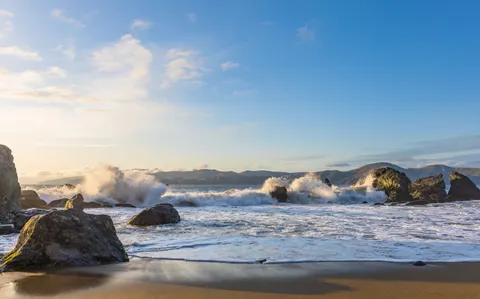 Rocky Shore 4K Wallpaper · ocean · 3840×2393