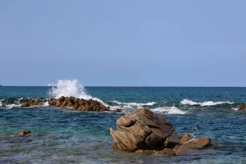 Rocky Shore 4K Wallpaper · ocean · 3840×2560