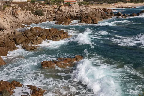 Rocky Shore 4K Wallpaper · ocean · 3840×2560