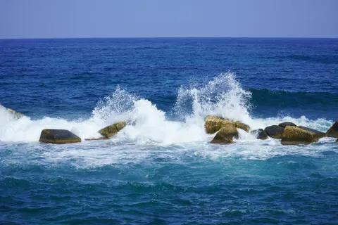 Rocky Shore 4K Wallpaper · ocean · 3840×2560