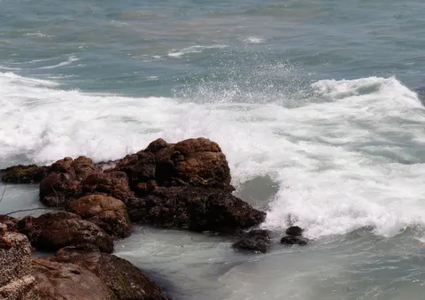 Rocky Shore 4K Wallpaper · ocean · 3840×2715