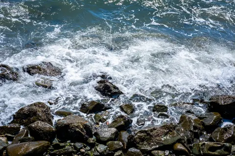 Rocky Shore 4K Wallpaper · ocean · 3840×2560