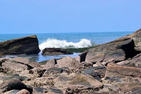Rocky Shore 4K Wallpaper · ocean · 3840×2560