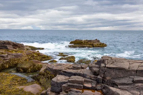 Rocky Shore 4K Wallpaper · ocean · 3840×2561