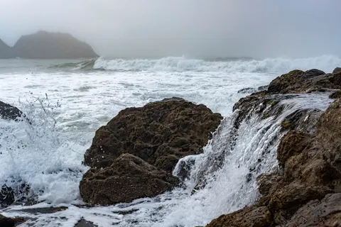 Rocky Shore 4K Wallpaper · ocean · 3840×2560