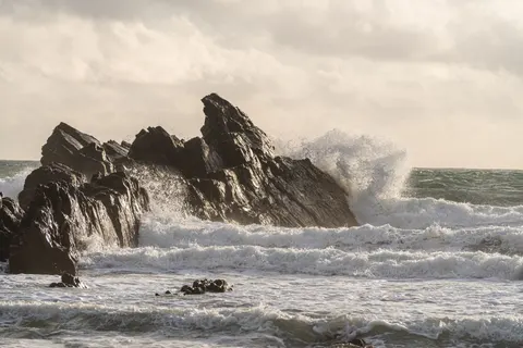 Rocky Shore 4K Wallpaper · ocean · 3840×2560