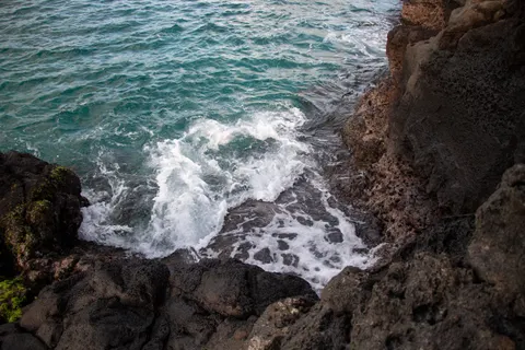 Rocky Shore 4K Wallpaper · ocean · 3840×2560