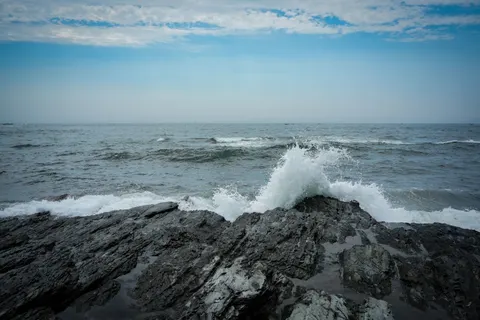 Rocky Shore 4K Wallpaper · ocean · 3840×2560