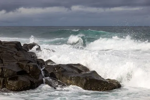 Rocky Shore 4K Wallpaper · ocean · 3840×2561
