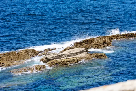 Rocky Shore 4K Wallpaper · ocean · 3840×2560
