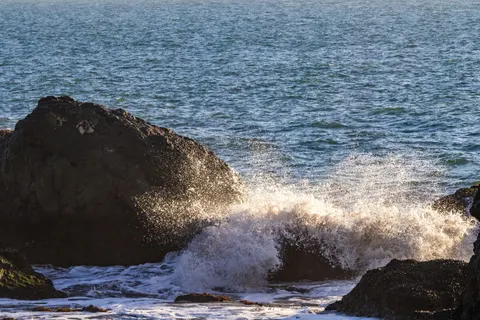 Rocky Shore 4K Wallpaper · ocean · 3840×2560