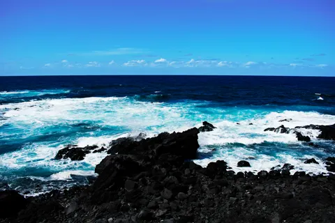 Rocky Shore 4K Wallpaper · ocean · 3840×2560