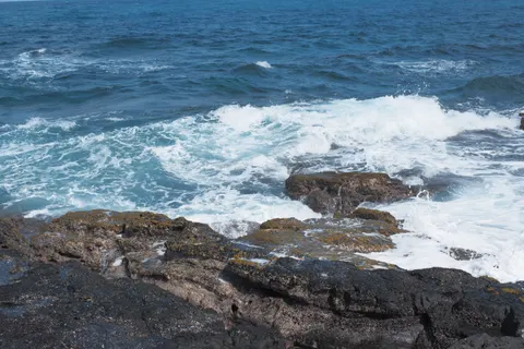 Rocky Shore 4K Wallpaper · ocean · 3840×2560
