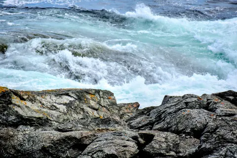 Rocky Shore 4K Wallpaper · ocean · 3840×2560