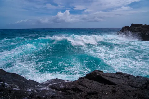 Rocky Shore 4K Wallpaper · ocean · 3840×2560