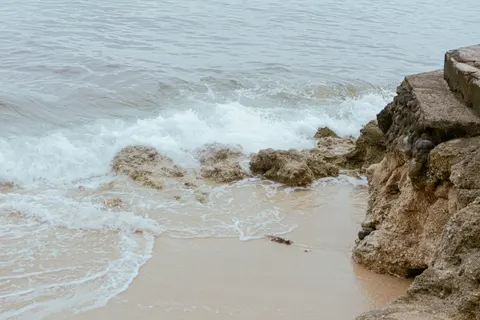 Rocky Shore 4K Wallpaper · ocean · 3840×2560