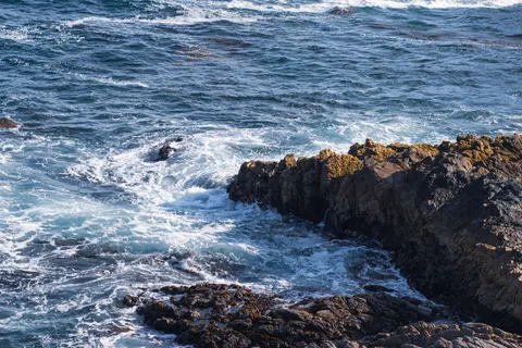 Rocky Shore 4K Wallpaper · ocean · 3840×2560