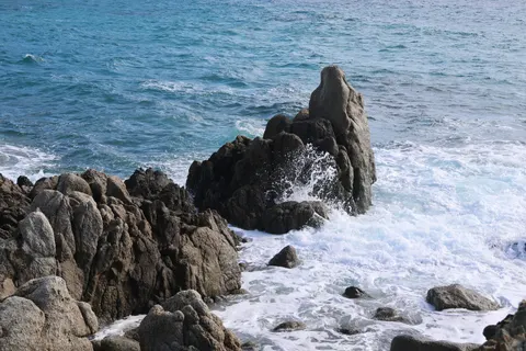 Rocky Shore 4K Wallpaper · ocean · 3840×2560
