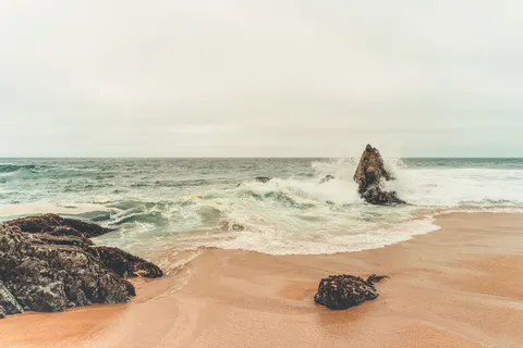Rocky Shore 4K Wallpaper · ocean · 3840×2561