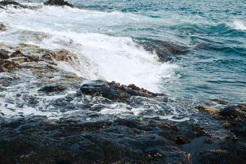 Rocky Shore 4K Wallpaper · ocean · 3840×2560