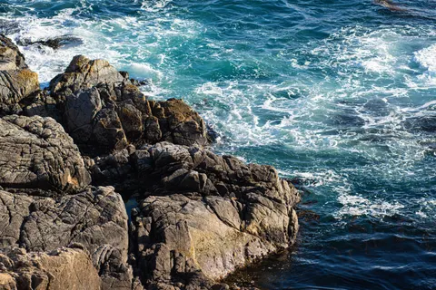 Rocky Shore 4K Wallpaper · ocean · 3840×2560