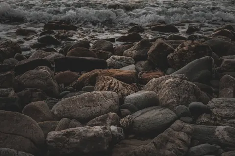 Rocky Shore 4K Wallpaper · ocean · 3840×2560