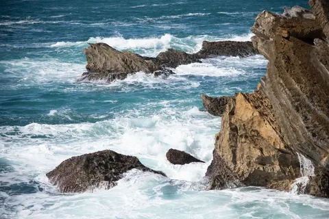 Rocky Shore 4K Wallpaper · ocean · 3840×2563
